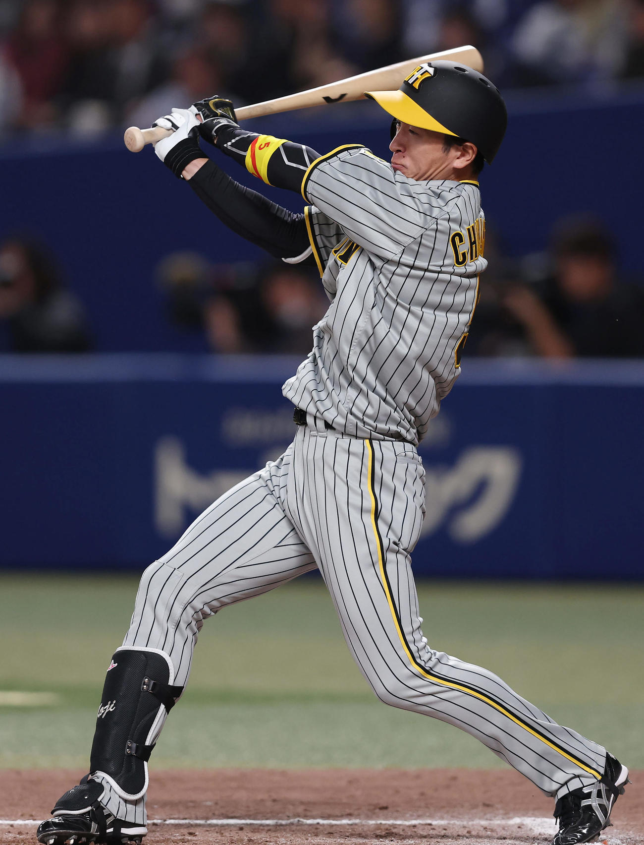 中日対阪神　6回表阪神無死一塁、左前打を放つ近本（撮影・前田充）