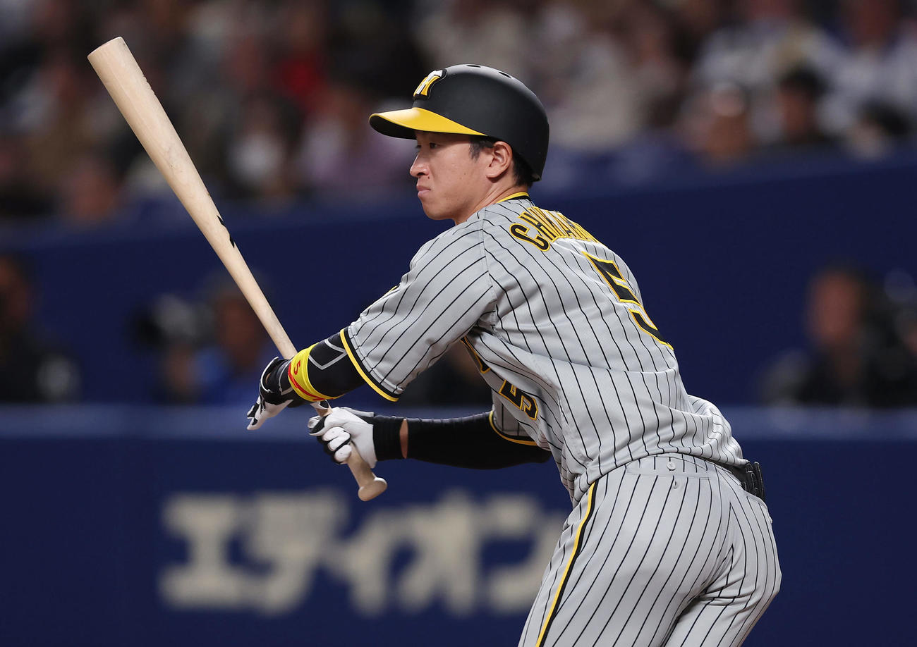 中日対阪神　6回表阪神無死一塁、左前打を放つ近本（撮影・前田充）