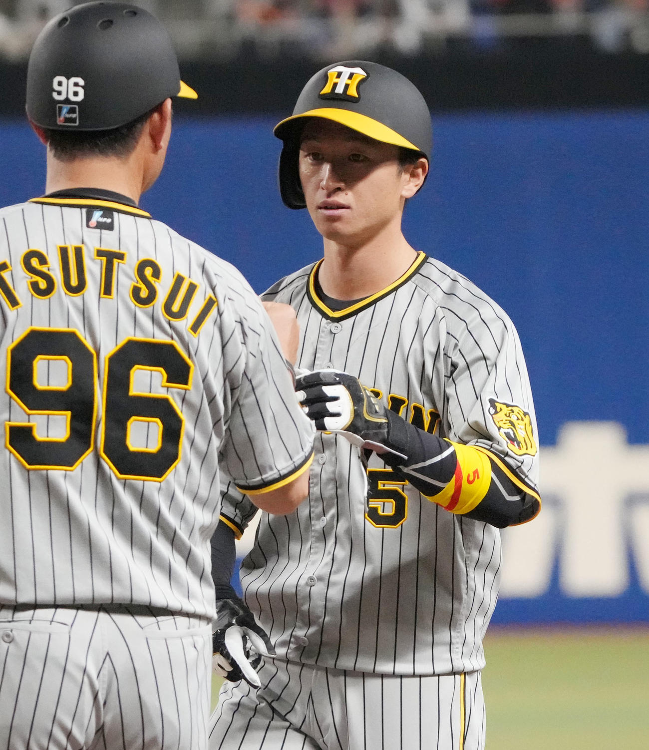 中日対阪神　6回表阪神無死一塁、左前安打を放った近本（右）（撮影・森本幸一）