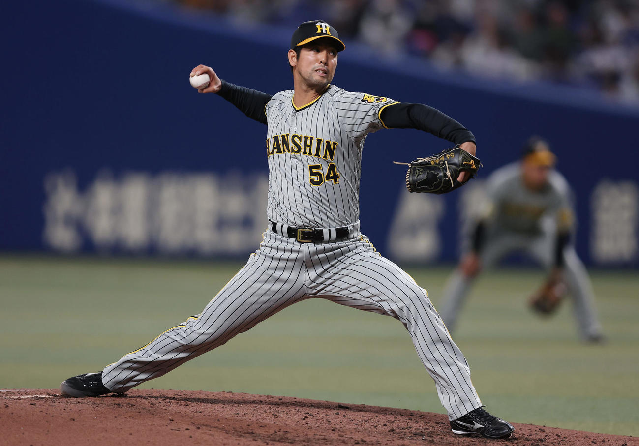 中日対阪神　力投する阪神3番手の加治屋（撮影・前田充）