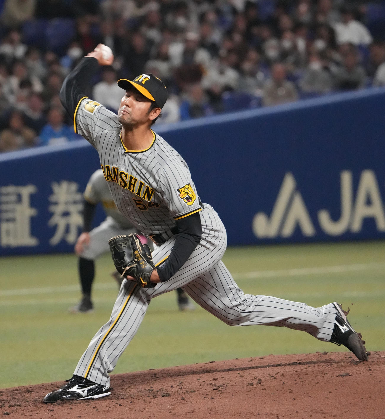 中日対阪神　7回裏中日1死、阪神3番手で登板する加治屋（撮影・森本幸一）