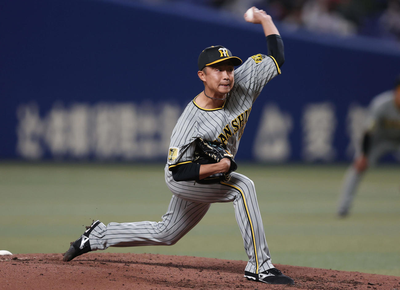 中日対阪神　力投する阪神2番手の島本（撮影・前田充）