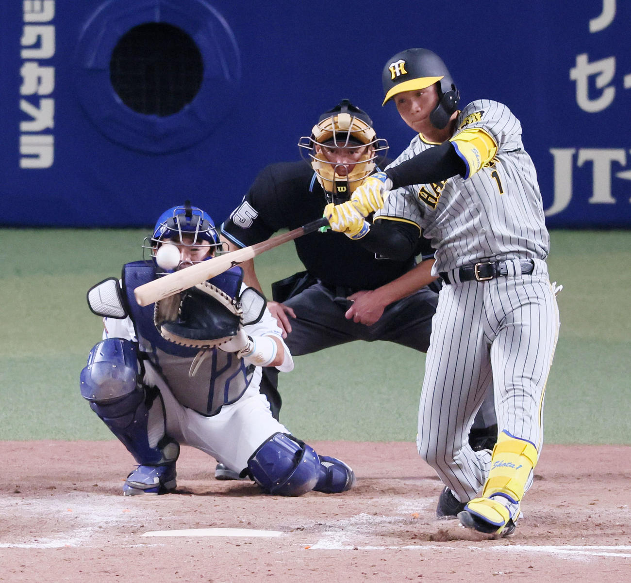 中日対阪神　9回表阪神無死、森下は中越え二塁打を放つ（撮影・加藤哉）