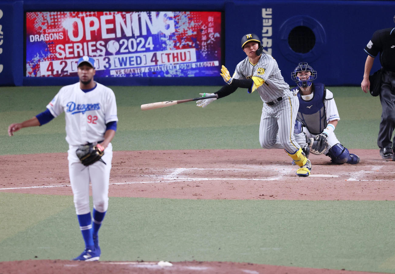 中日対阪神　9回表阪神無死、森下は中越え二塁打を放つ。投手はマルティネス（撮影・加藤哉）