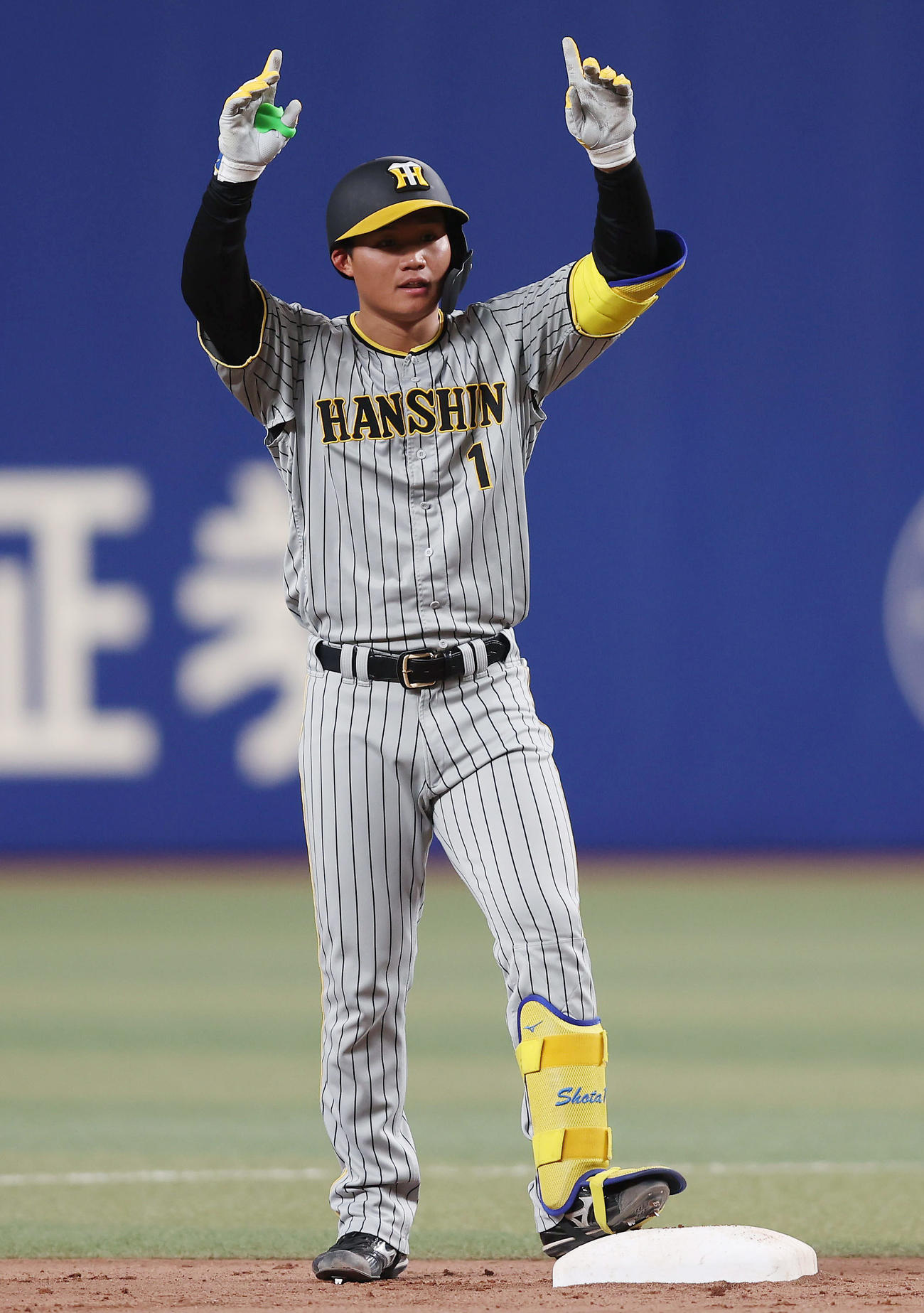 中日対阪神　9回表阪神無死、中越え二塁打を放ちベンチに向かってポーズを決める森下（撮影・前田充）