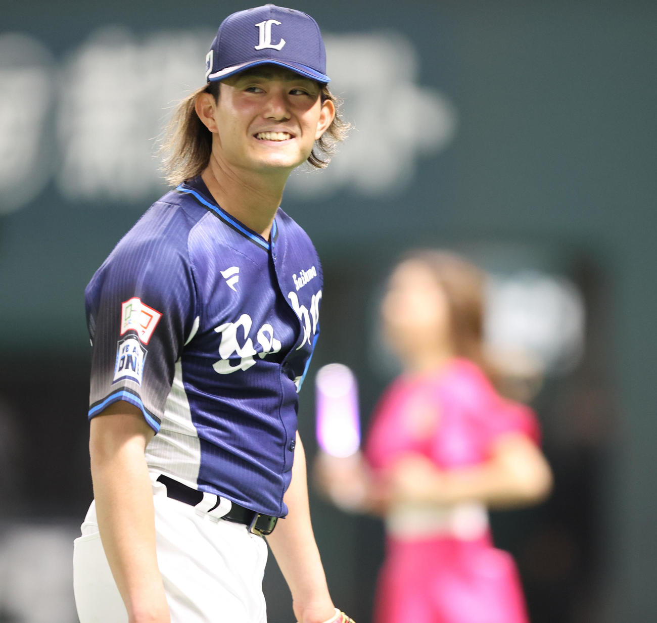 ソフトバンク対西武　先発の今井は5回を投げ終わり笑顔でベンチに引きあげる（撮影・梅根麻紀）