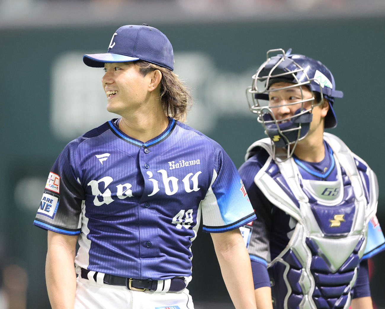 ソフトバンク対西武　先発の今井は5回を投げ終わり笑顔でベンチに引きあげる（撮影・梅根麻紀）