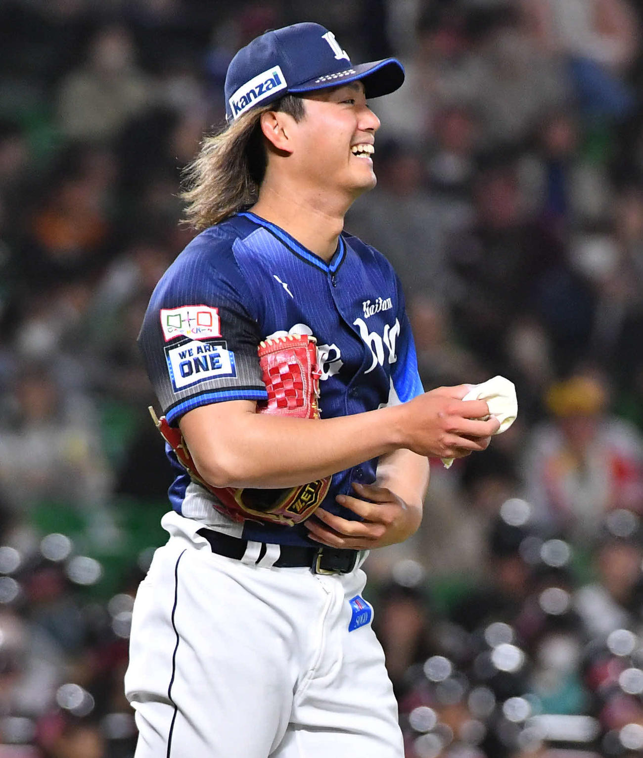 ソフトバンク対西武　5回裏ソフトバンク2死一、三塁、打席に周東を迎える場面で笑顔を見せる今井（撮影・岩下翔太）