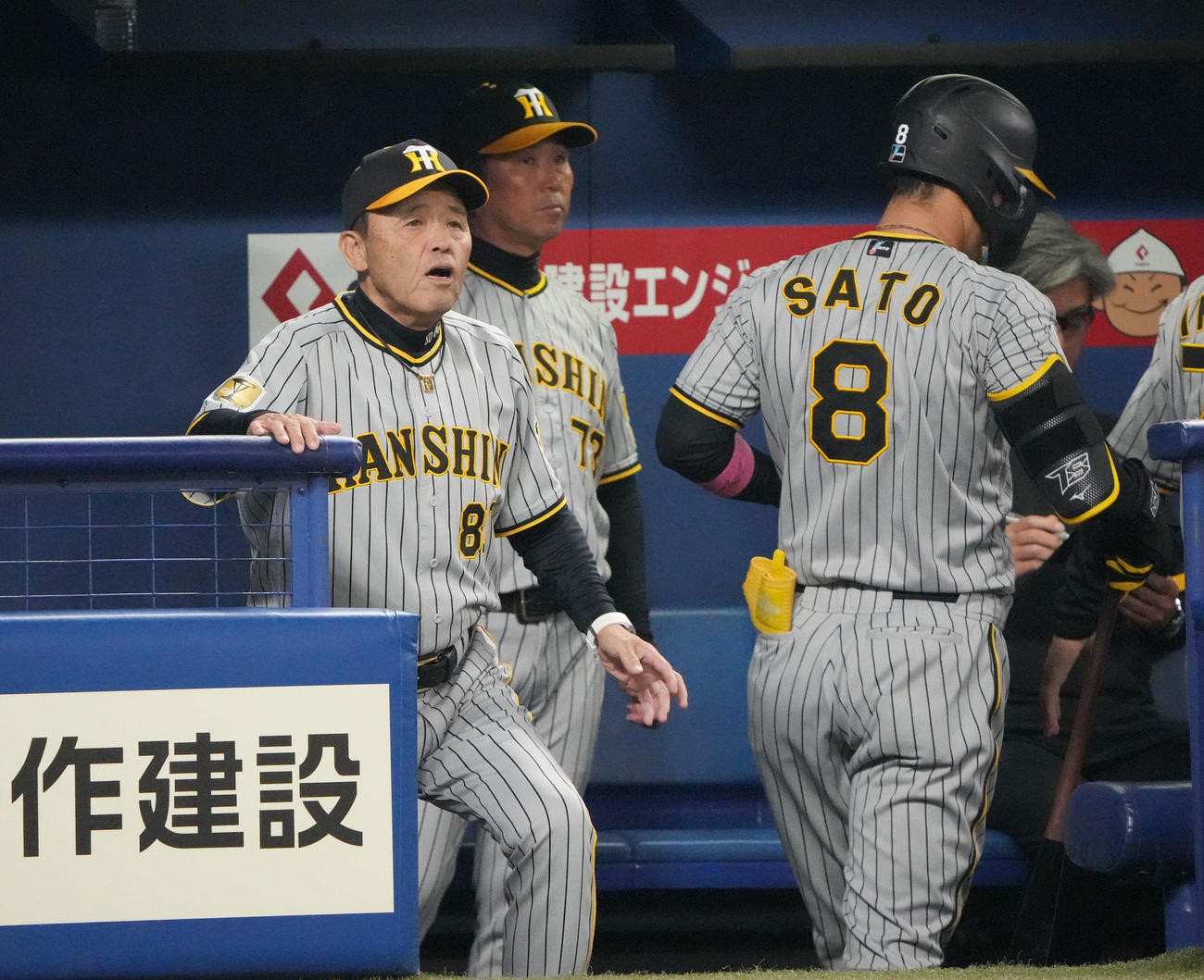 中日対阪神　6回表終了、選手交代を告げる岡田監督（左）（撮影・森本幸一）