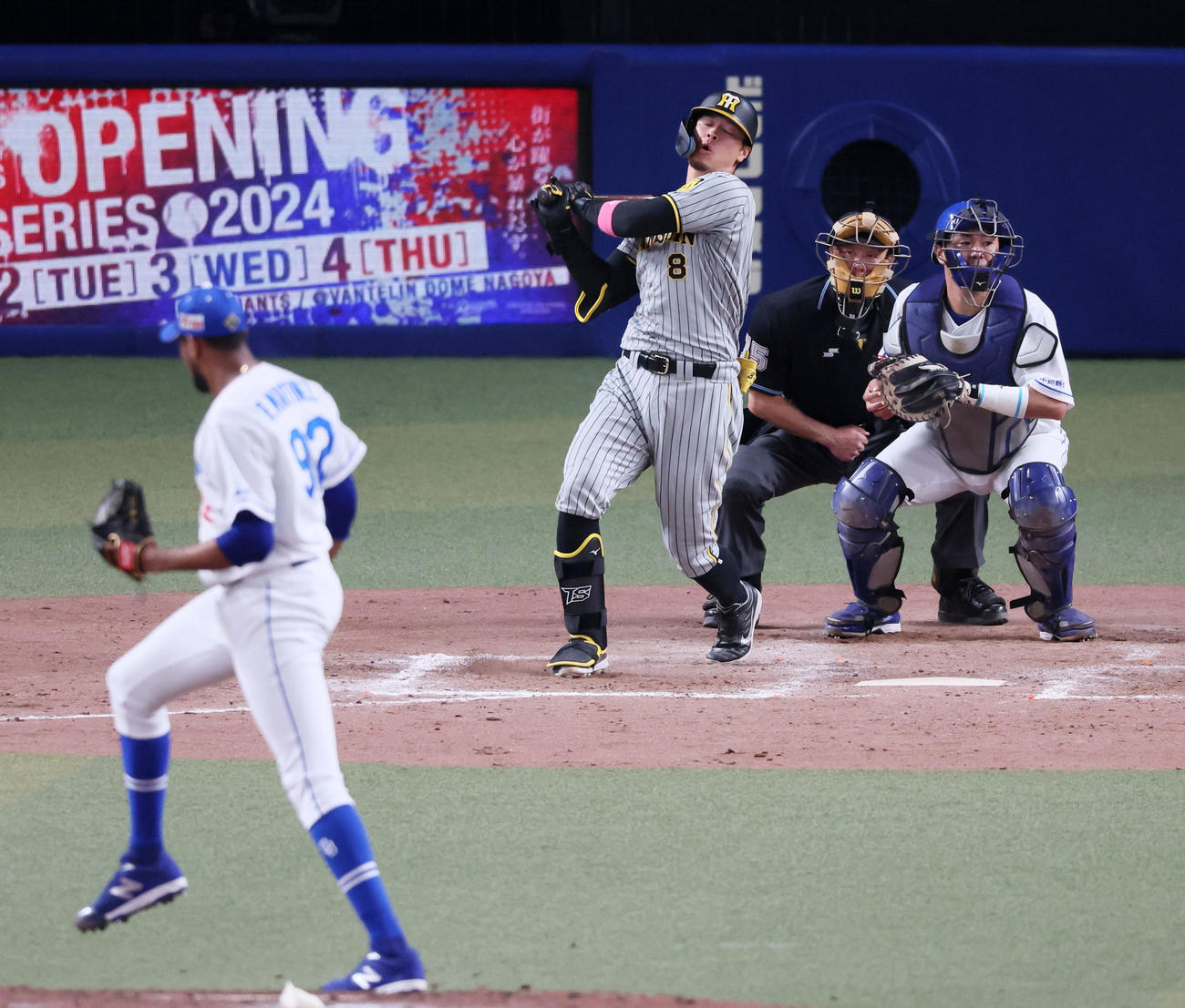 中日対阪神　9回表阪神無死一、三塁、佐藤輝は三振に倒れる、投手はマルティネス（撮影・加藤哉）