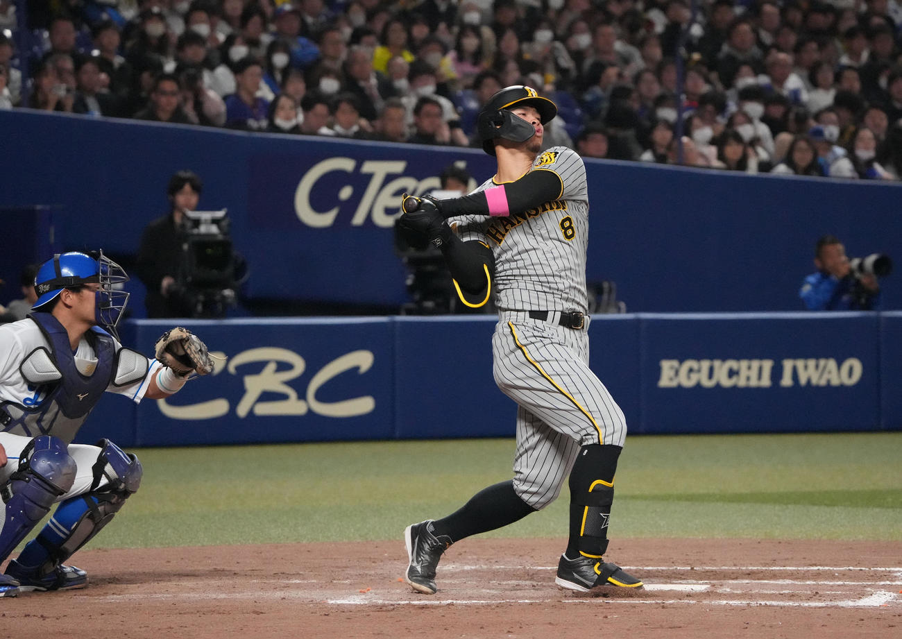 中日対阪神　9回表阪神無死一、三塁、空振り三振に倒れる佐藤輝（撮影・森本幸一）