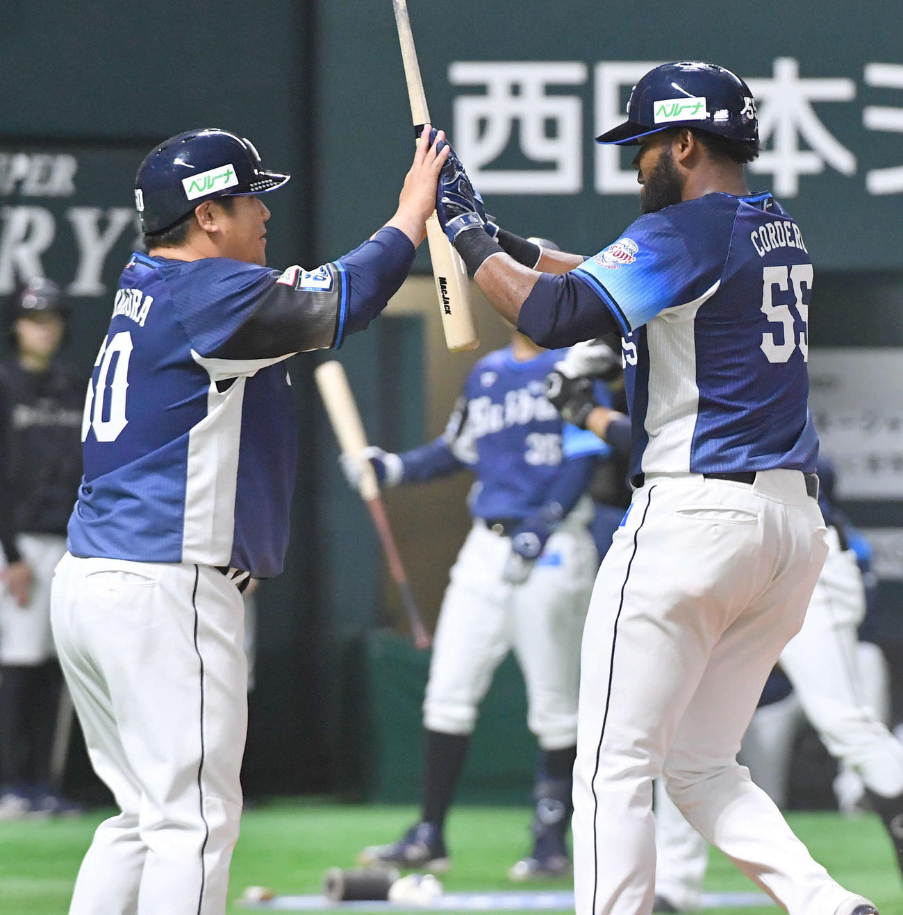ソフトバンク対西武　4回表西武2死二塁、逆転の右越え2点本塁打を放ったコルデロ（右）は、中村剛とタッチを交わす（撮影・岩下翔太）