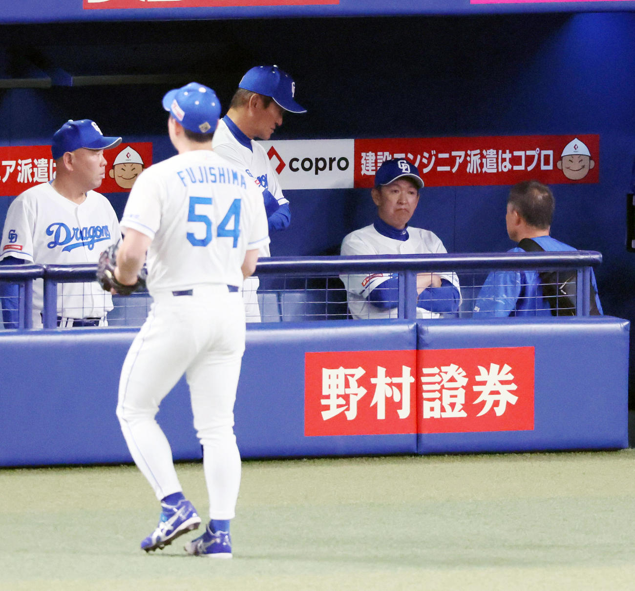 中日対阪神　8回表阪神2死、降板の藤嶋（左）とベンチでトレーナーから説明を受ける立浪監督（撮影・加藤哉）