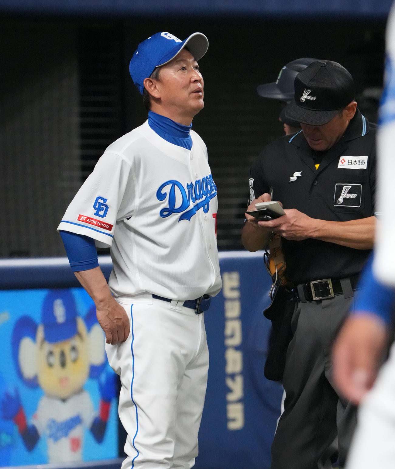 中日対阪神　7回終了、選手交代を告げる立浪監督（左）（撮影・森本幸一）