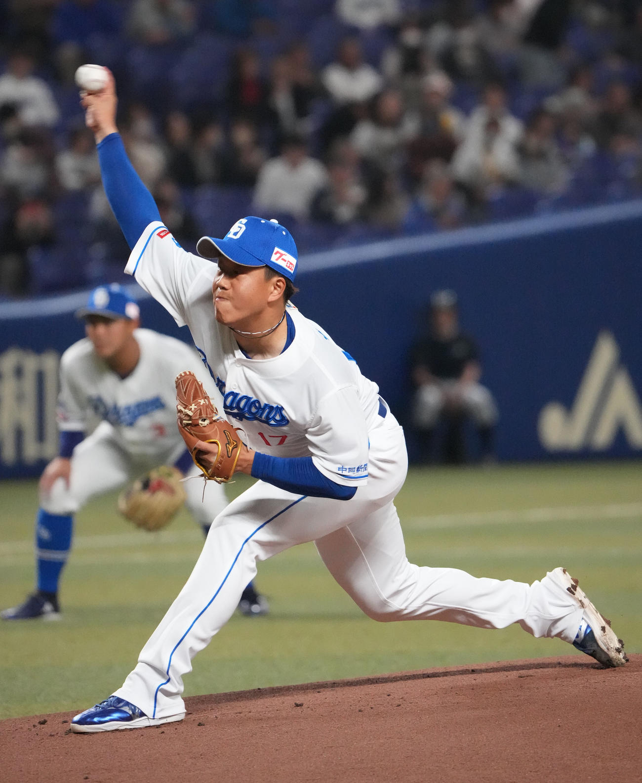 中日対阪神　1回表、登板する中日先発の柳（撮影・森本幸一）