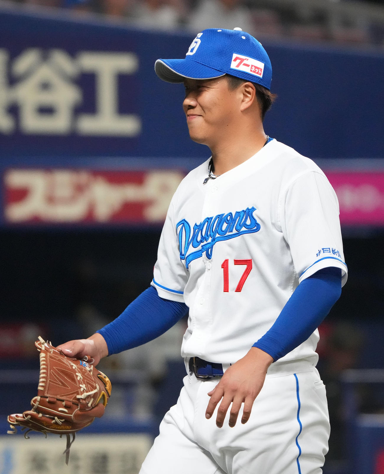 中日対阪神　1回表終了、笑顔を浮かべ、ベンチへ戻る中日先発の柳（撮影・森本幸一）