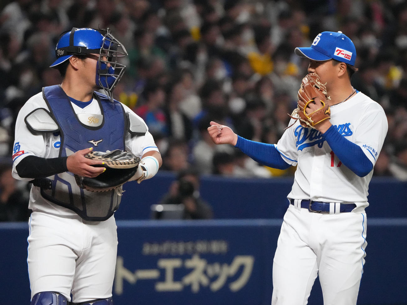 中日対阪神　6回表阪神2死一、二塁、木下と言葉を交わす柳（右）（撮影・森本幸一）