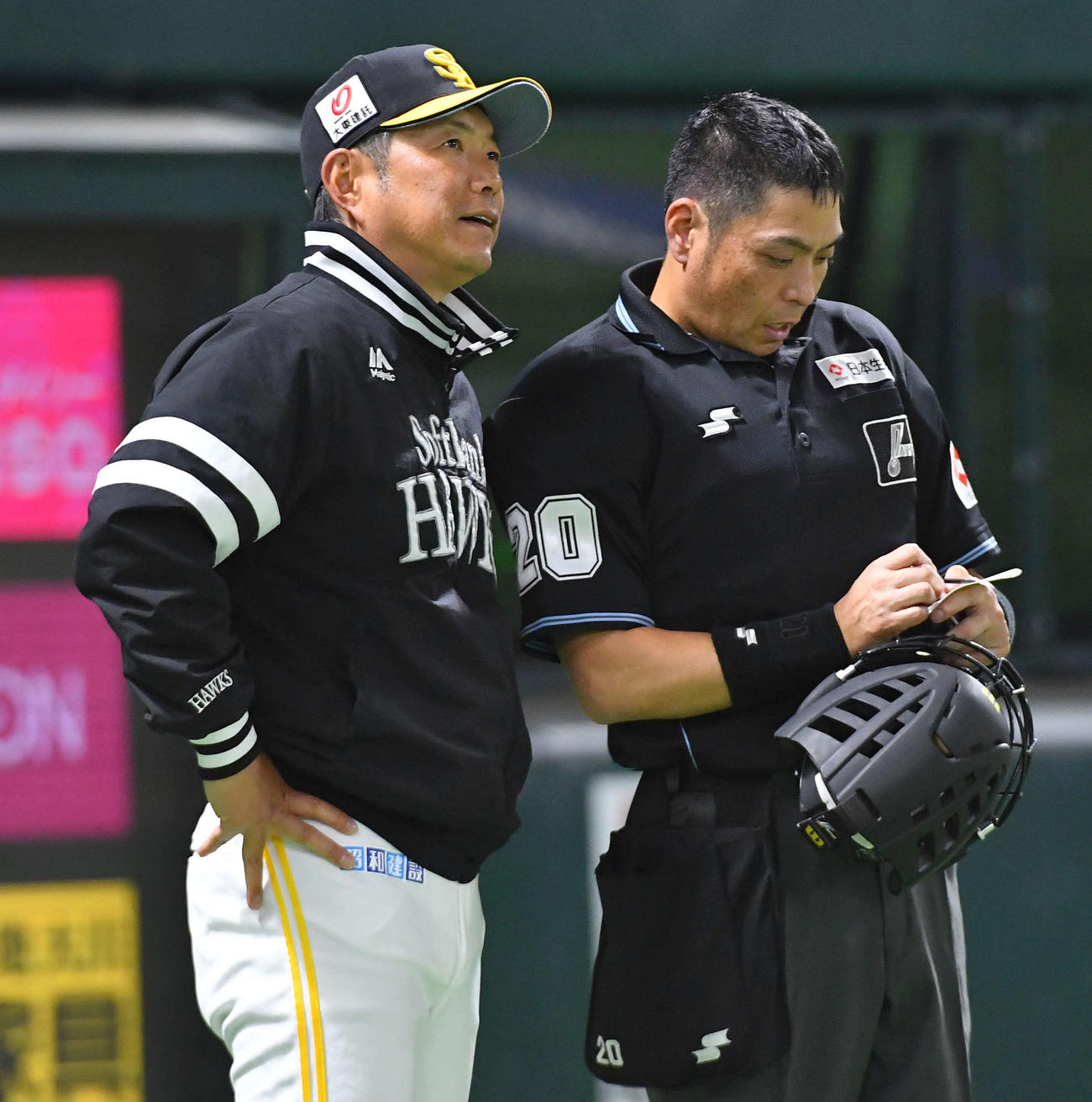 ソフトバンク対西武　6回裏の攻撃を終え、守備の交代を告げる小久保監督（撮影・岩下翔太）