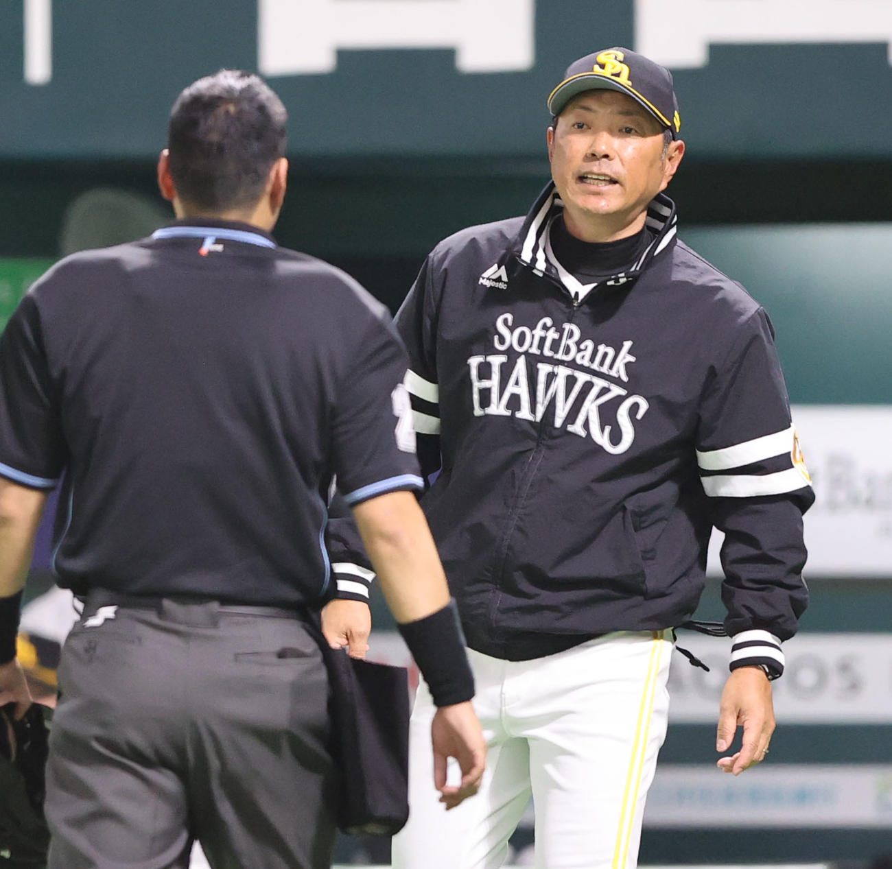 ソフトバンク対西武　審判に選手交代を告げる小久保監督（撮影・梅根麻紀）