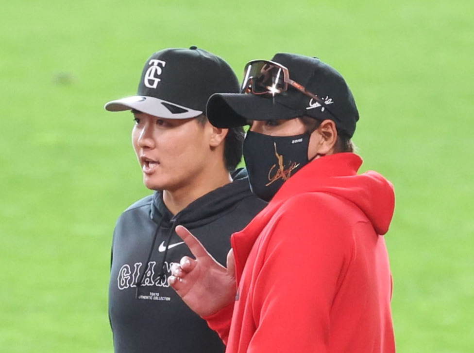 日本ハム対巨人　試合前、会話をする巨人郡（左）と日本ハム新庄監督（撮影・佐藤翔太）