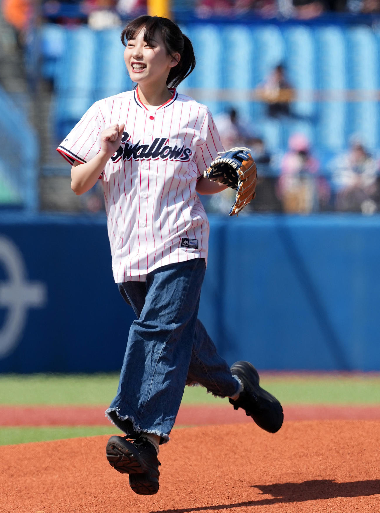 ヤクルト対楽天　始球式を務め笑顔を見せる田中美久（撮影・たえ見朱実）