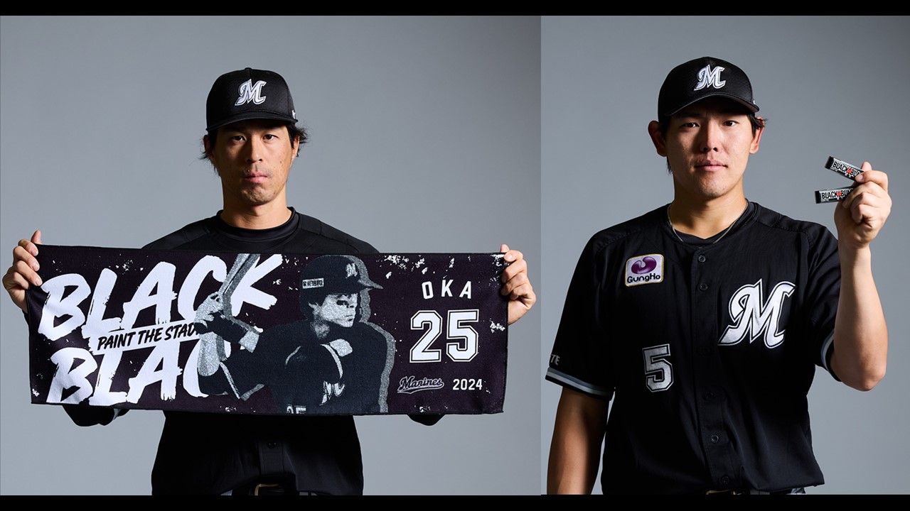 ロッテのBLACK BLACKシークレットタオルを持つ岡（左）とブラックブラックガムを持つ安田（球団提供）