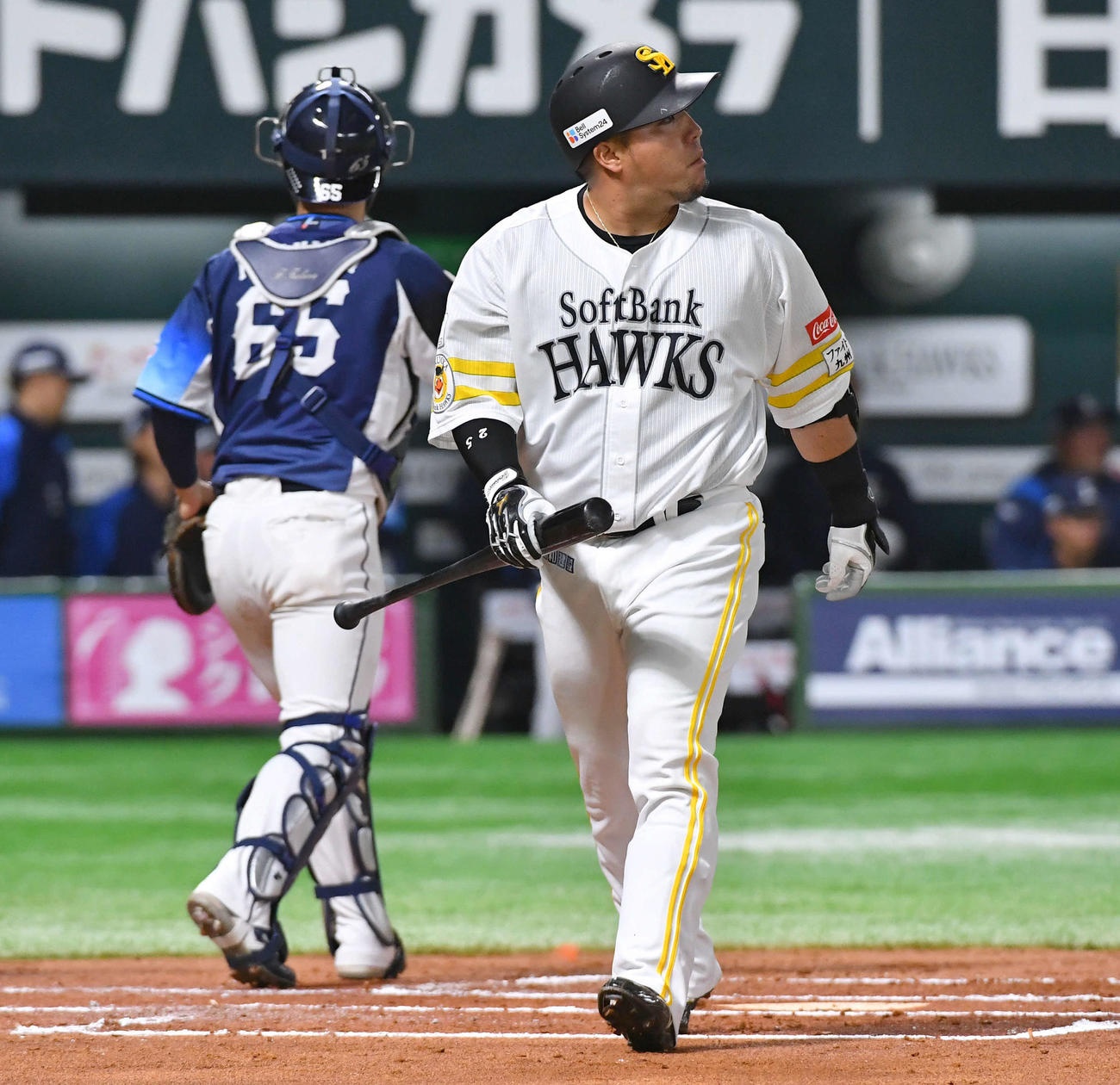 ソフトバンク対西武　1回裏ソフトバンク2死二塁、空振り三振に倒れた山川（撮影・岩下翔太）