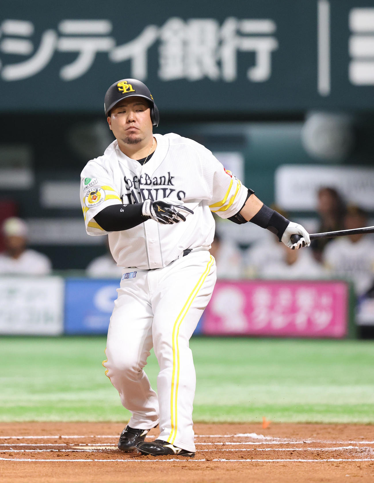 ソフトバンク対西武　1回裏ソフトバンク2死二塁、山川は空振りの三振（撮影・梅根麻紀）