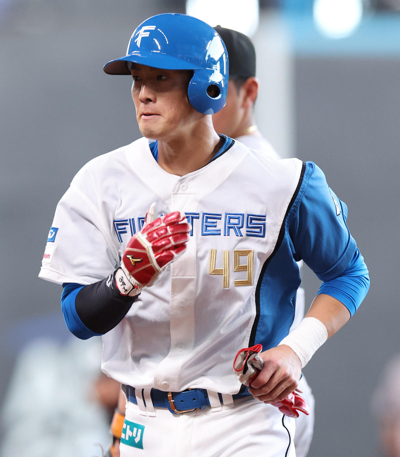 日本ハム対巨人　1回裏日本ハム無死一、二塁、若林は代走を送られベンチに引き揚げる（撮影・佐藤翔太）