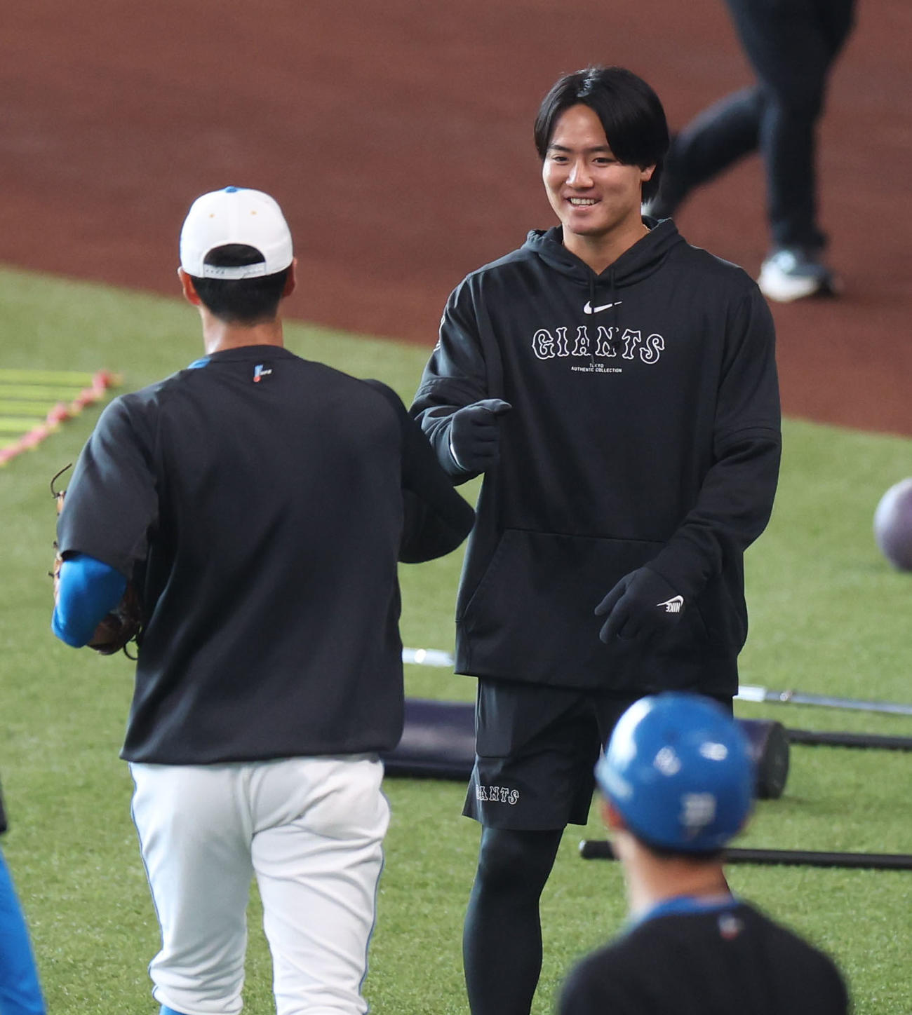 日本ハム対巨人　試合前、あいさつをする日本ハム若林（左手前）と巨人郡（撮影・佐藤翔太）