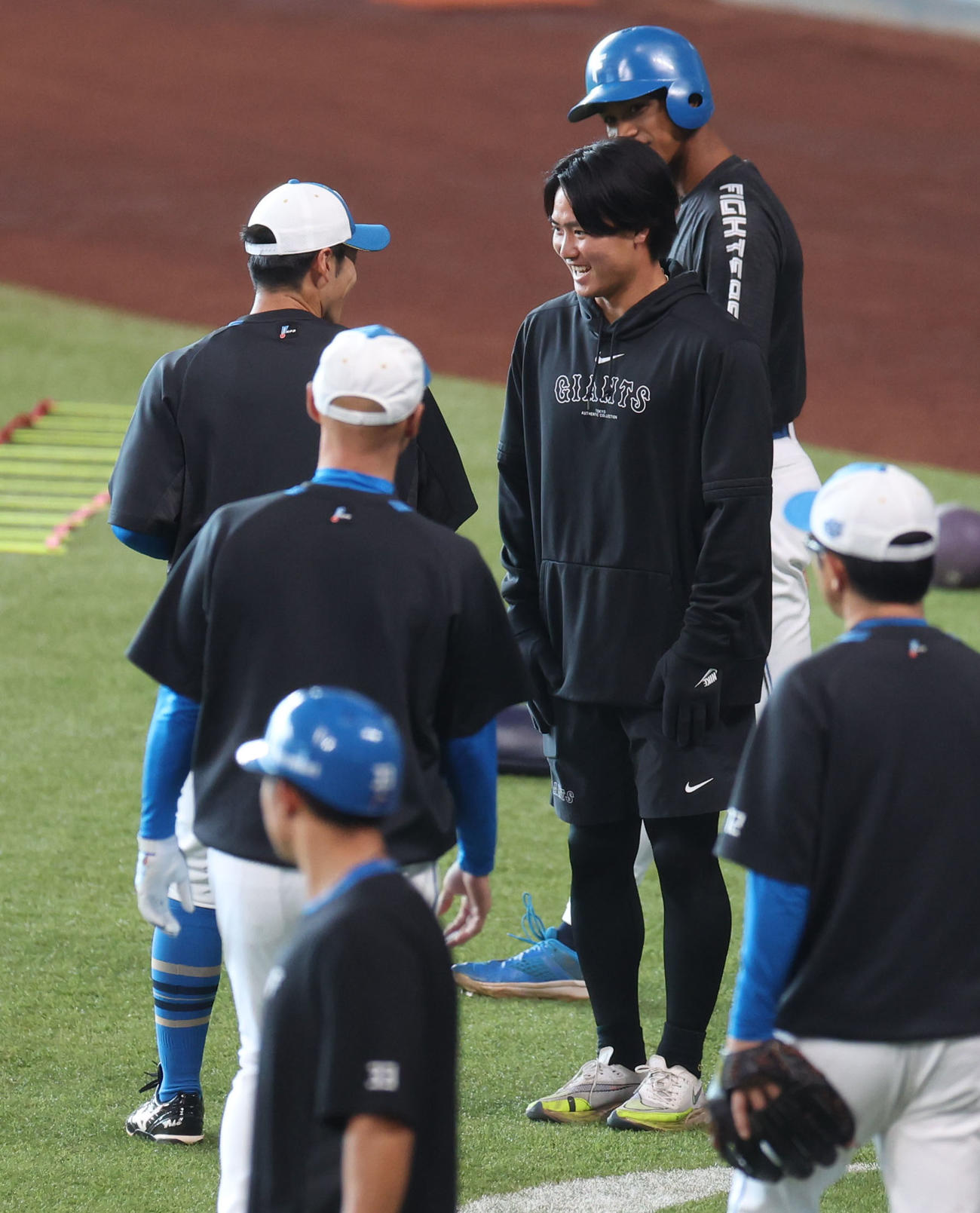 日本ハム対巨人　試合前、あいさつをする日本ハム若林（左）と巨人郡（撮影・佐藤翔太）
