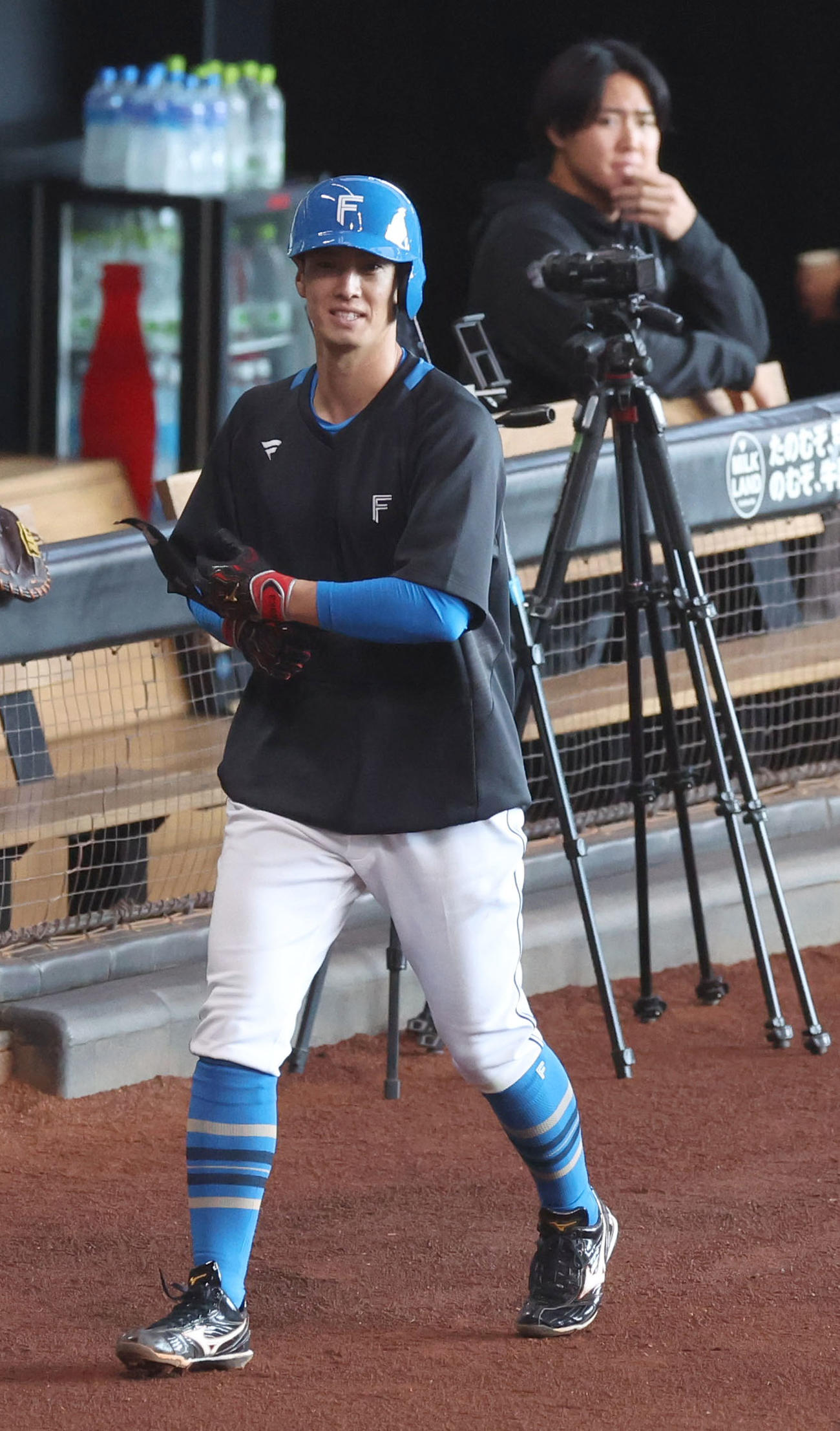 日本ハム対巨人　試合前、練習をする日本ハム若林（左手前）。右後方は巨人郡（撮影・佐藤翔太）