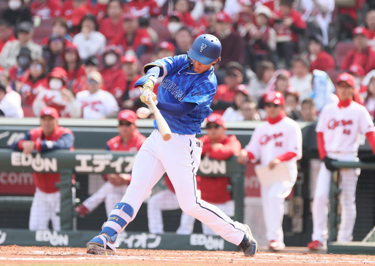 広島対DeNA 3回表DeNA2死、度会は中前打を放つ（撮影・加藤孝規）