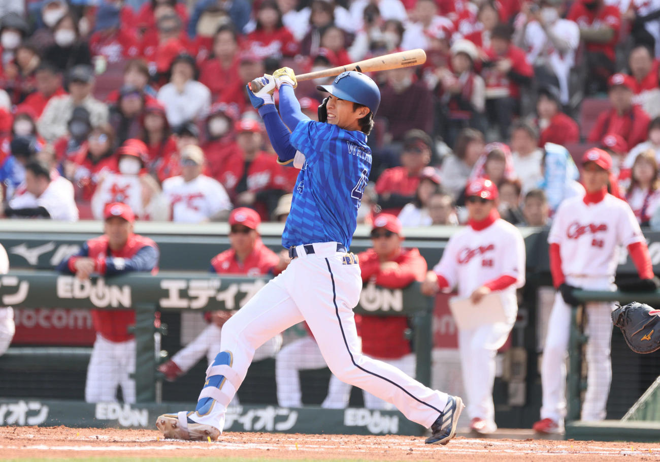 広島対DeNA 3回表DeNA2死、度会は中前打を放つ（撮影・加藤孝規）