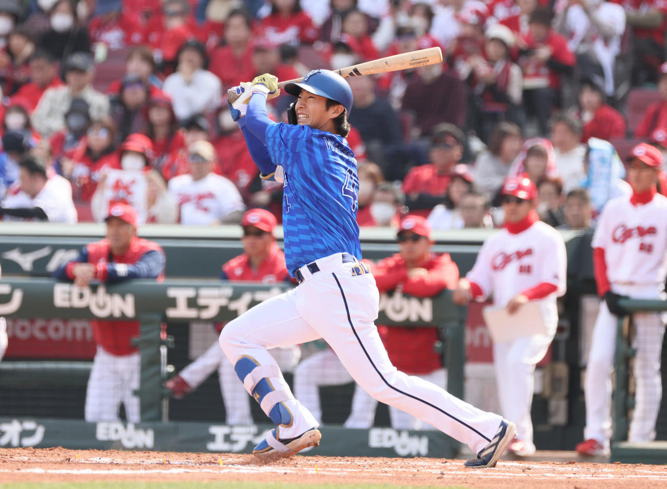 広島対DeNA 3回表DeNA2死、度会は中前打を放つ（撮影・加藤孝規）