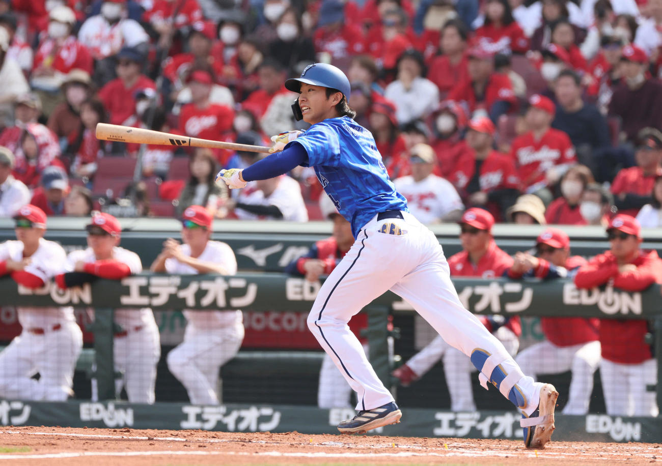 広島対DeNA 3回表DeNA2死、度会は中前打を放つ（撮影・加藤孝規）