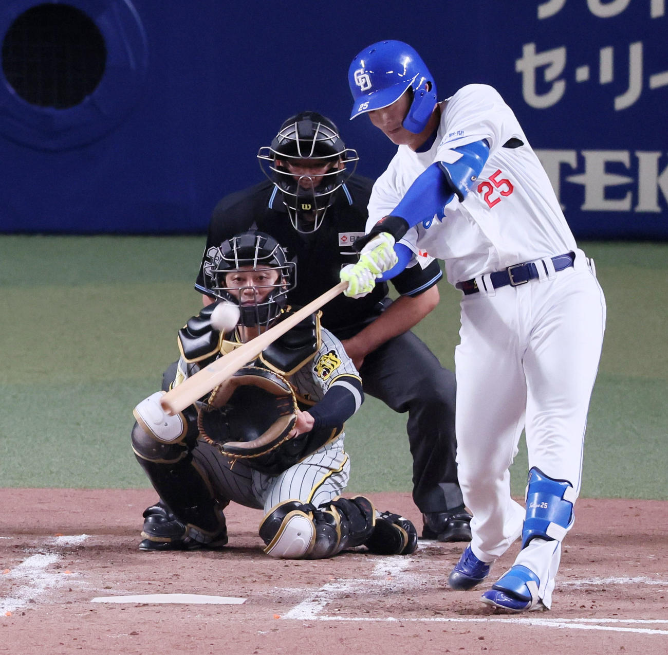 中日対阪神　2回裏中日2死、石川昂は左越えソロ本塁打を放つ（撮影・加藤哉）
