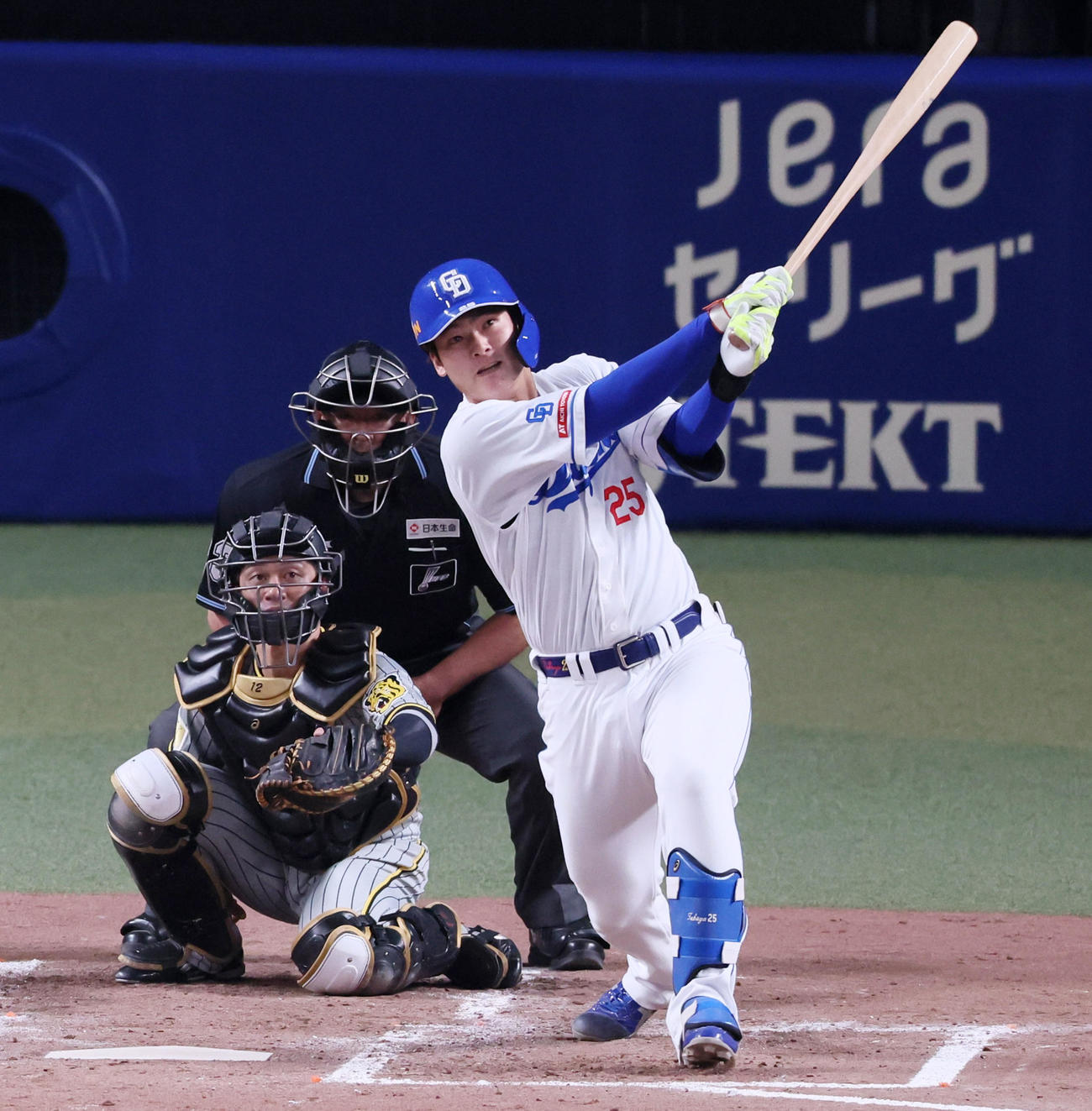 中日対阪神　2回裏中日2死、石川昂は左越えソロ本塁打を放つ（撮影・加藤哉）