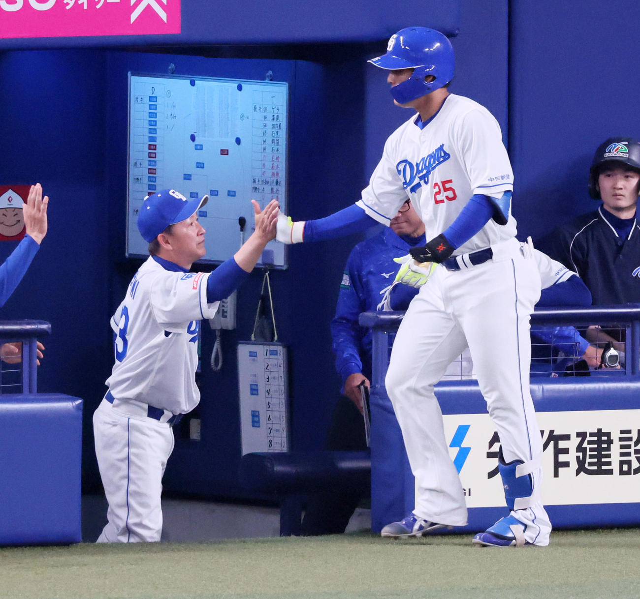 中日対阪神　2回裏中日2死、左越えソロ本塁打を放った石川昂（右）をベンチで出迎える立浪監督（撮影・加藤哉）