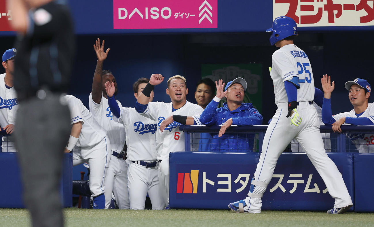 中日対阪神　2回裏中日2死、左越え同点本塁打を放った石川昂（右から2人目）を迎える中田（中央）ら中日ナイン（撮影・前田充）