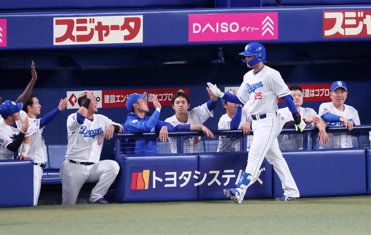 中日対阪神　2回裏中日2死、左越えソロ本塁打を放った石川昂はベンチのナインとタッチする（撮影・加藤哉）