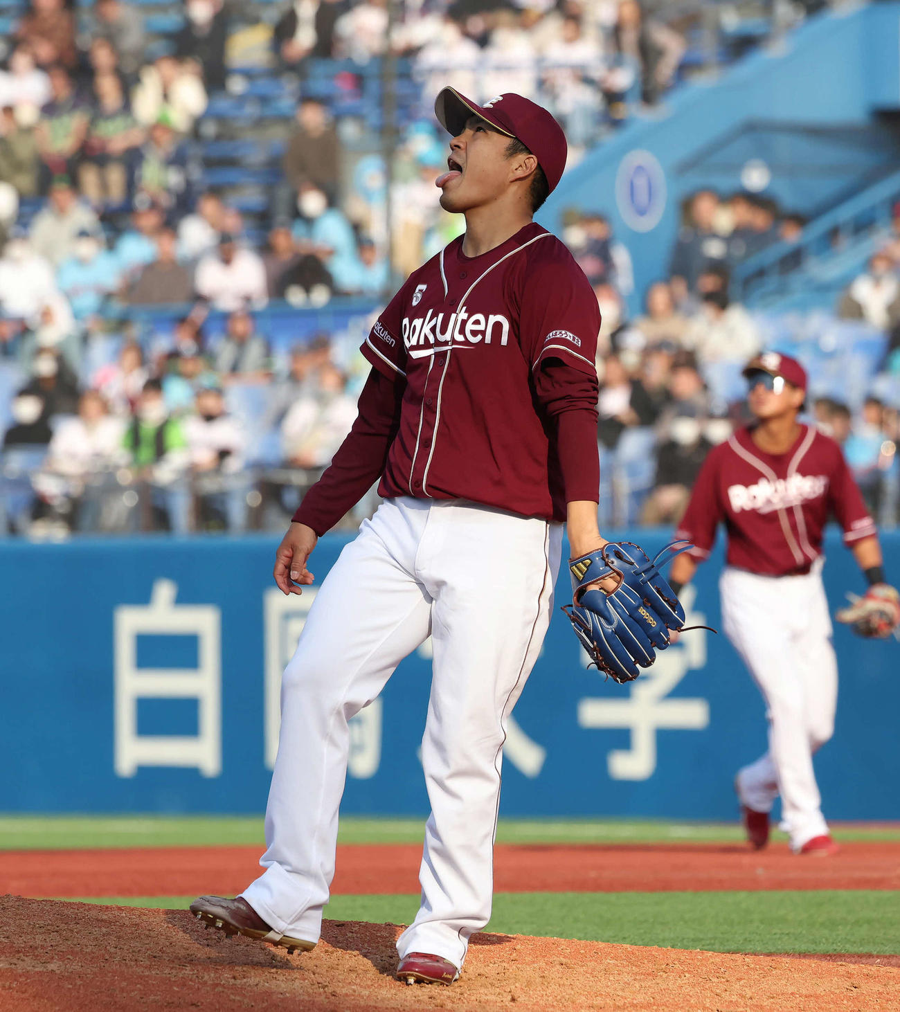 ヤクルト対楽天　9回裏ヤクルト無死、赤羽に本塁打を打たれて舌を出す則本（撮影・丹羽敏通）