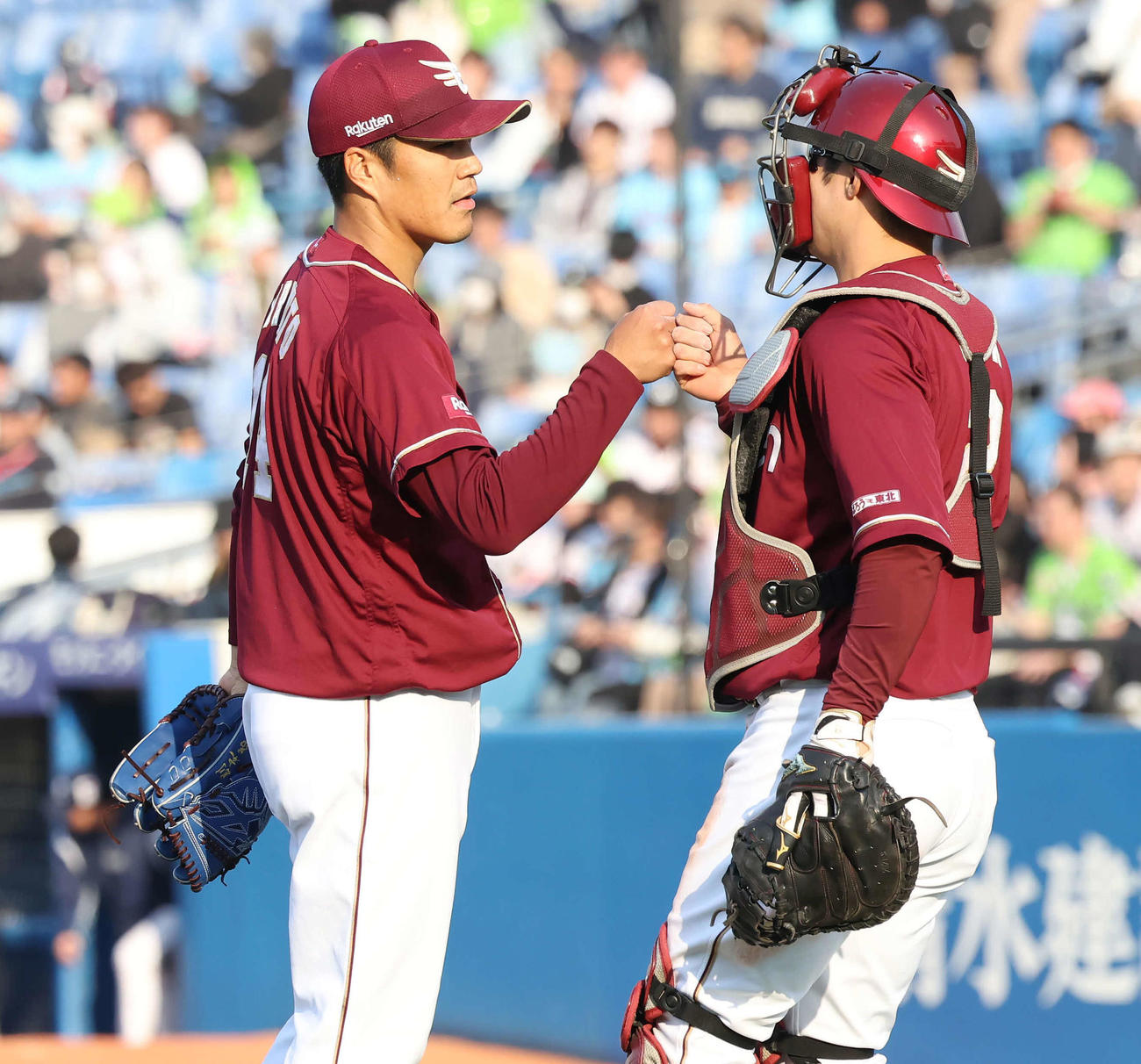 ヤクルト対楽天　9回裏ヤクルト2死、伊藤を三振に仕留めて捕手太田と拳を合わせる則本（撮影・丹羽敏通）