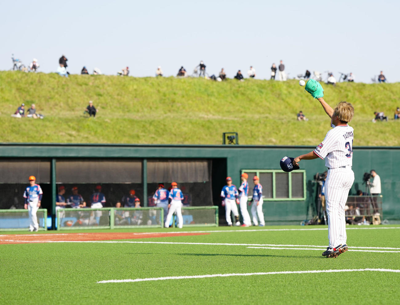 ヤクルト対オイシックス　9回表開始前、マウンドに向かうヤクルト5番手の田口（撮影・江口和貴）