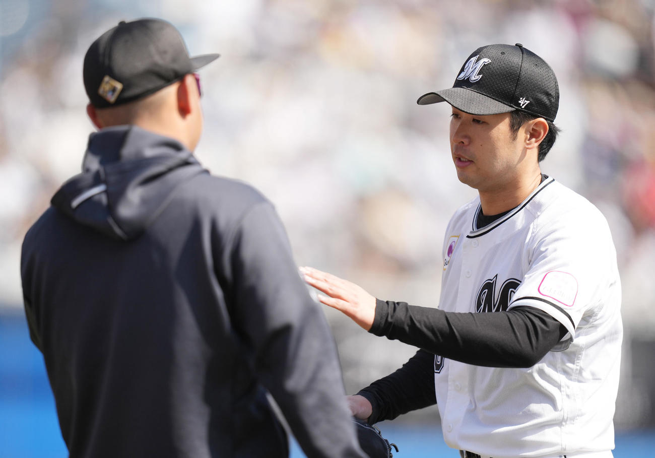 ロッテ対オリックス　4回表まで無失点に抑え、ナインとタッチを交わしながらベンチへ戻るロッテ種市（撮影・鈴木みどり）