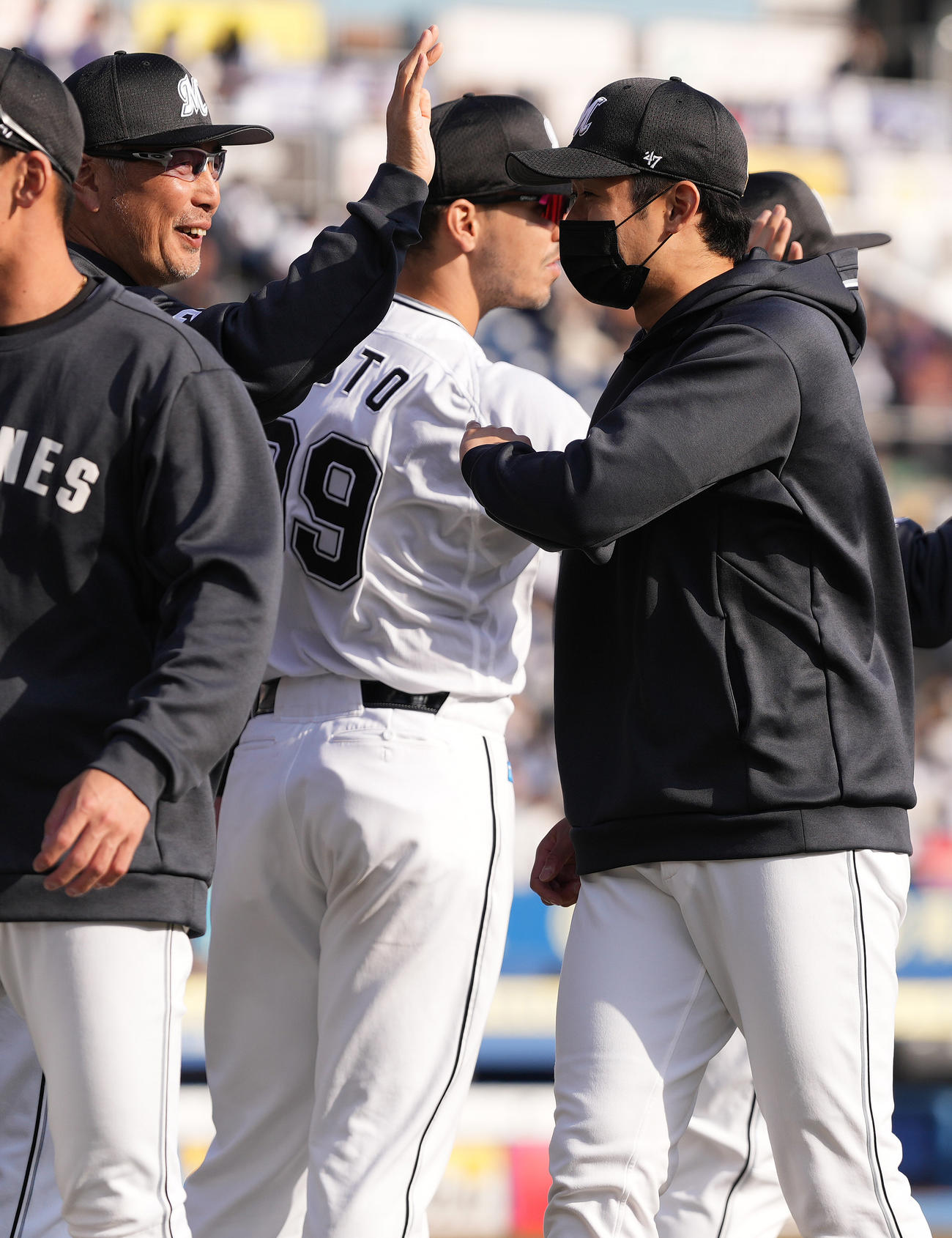 ロッテ対オリックス　オリックスに勝利し笑顔で種市（右）を迎えるロッテ吉井監督（撮影・鈴木みどり）