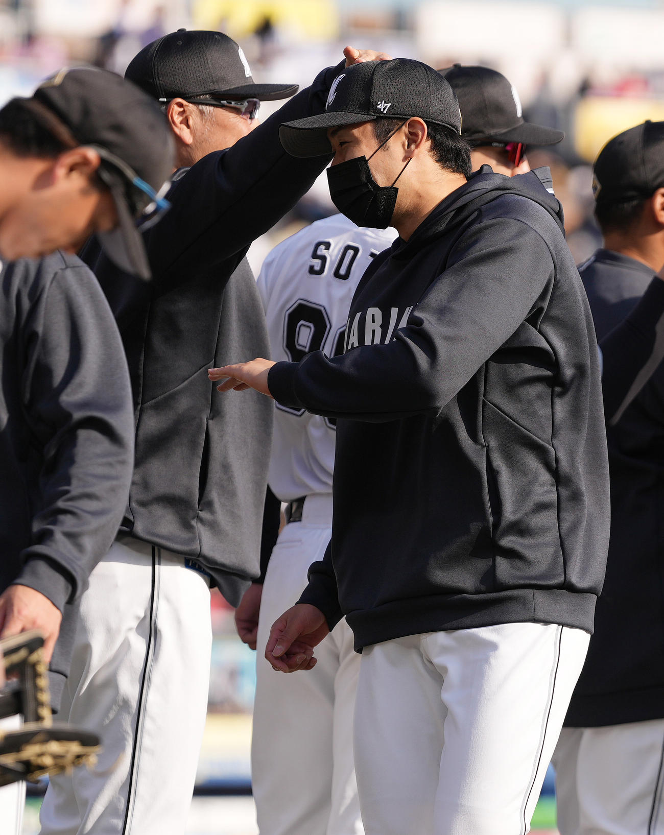 ロッテ対オリックス　オリックスに勝利し、吉井監督（左奥）に頭をなでられるロッテ種市（撮影・鈴木みどり）