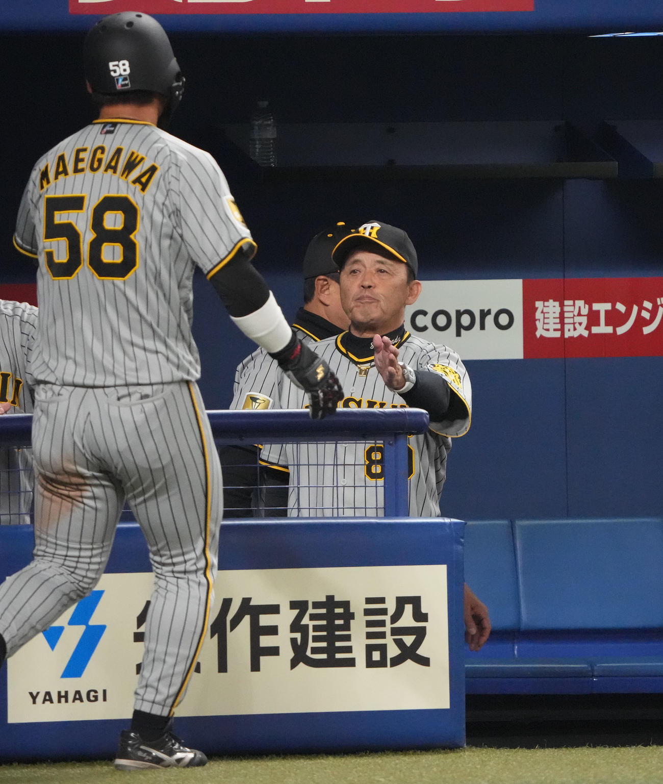 中日対阪神　8回表阪神1死一、二塁、小野寺の右前適時打で生還した前川を迎える岡田監督（右）（撮影・森本幸一）