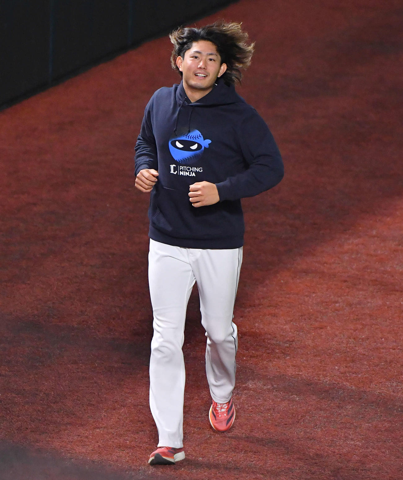 ソフトバンク対西武　ランニングを行う西武今井（撮影・岩下翔太）