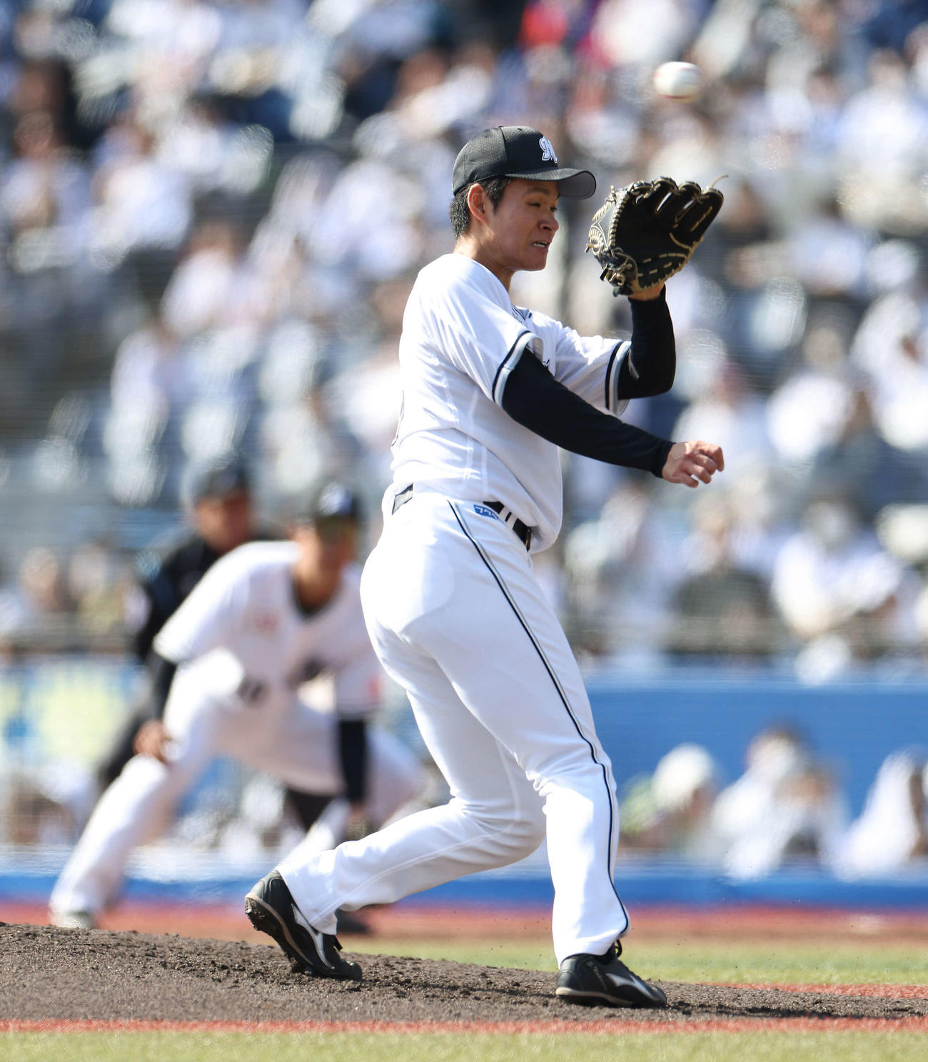 ロッテ対オリックス　6回表オリックス2死一塁、紅林に中前打を浴びる中森（撮影・河田真司）